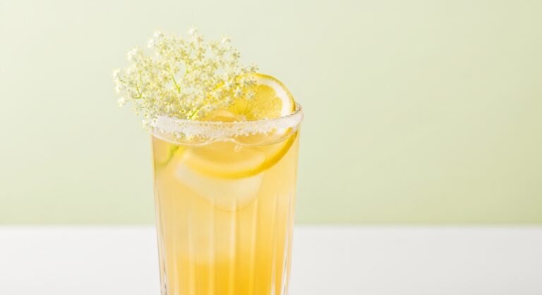 Elderflower Riesling Smash: The Refreshing Cocktail Revolutionizing Summer Sips