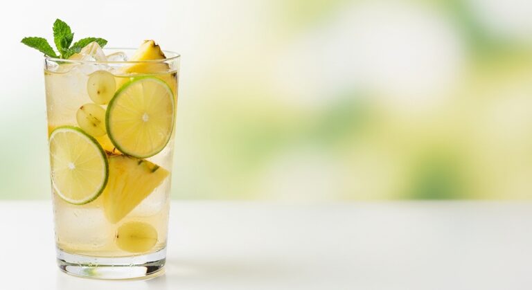 Pineapple Pinot Grigio Sangria: A Refreshing Summer Cocktail That’s Perfect for Any Occasion