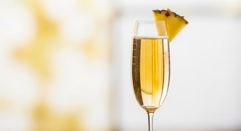 Pineapple Pinot Grigio Mimosa: A Refreshing Sparkling Cocktail for Any Occasion