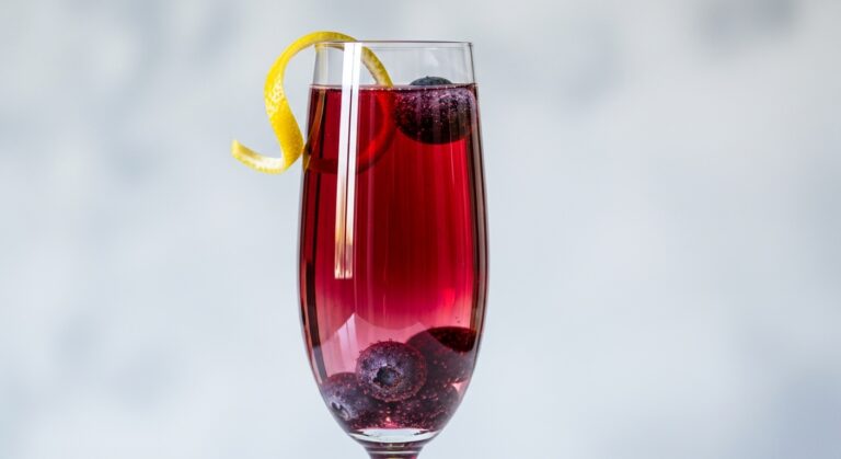 The Ultimate Blueberry Pinot Noir Mimosa: A Sparkling, Fruity Cocktail with a Twist