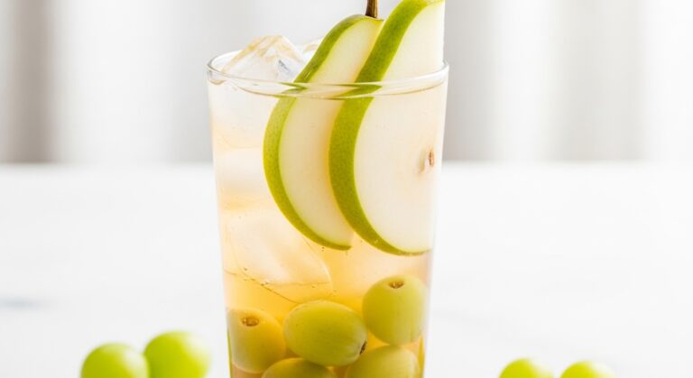 Pear Pinot Grigio Smash: A Refreshing Twist on Classic Smash Burgers