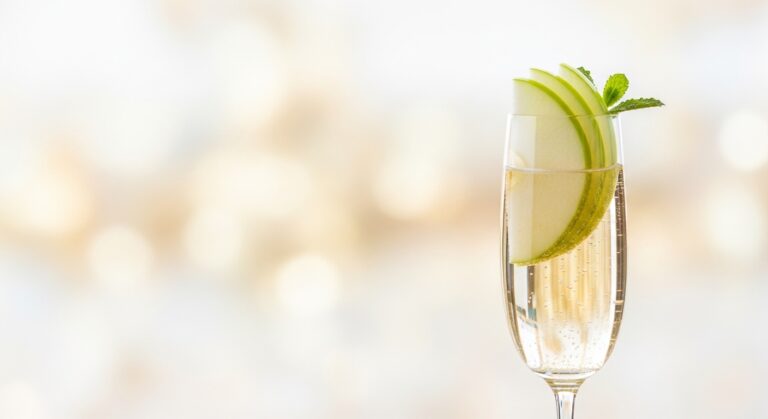 Apple Champagne Spritz: The Refreshing Cocktail That’s Taking Summer by Storm