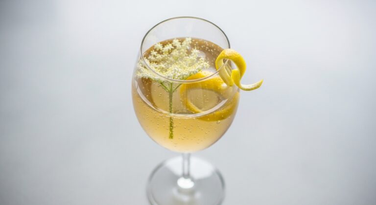 Elderflower Prosecco Spritz: The Effervescent Summer Cocktail Taking the US by Storm