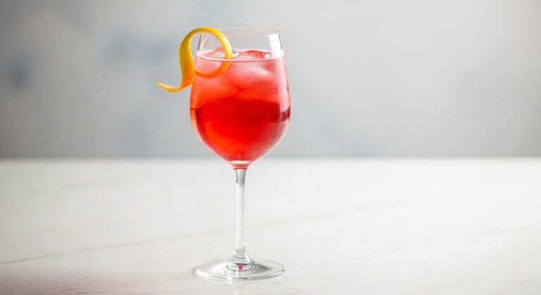 Lemon Pinot Noir Spritz: A Refreshing, Elegant Cocktail That’s Perfect for Any Occasion