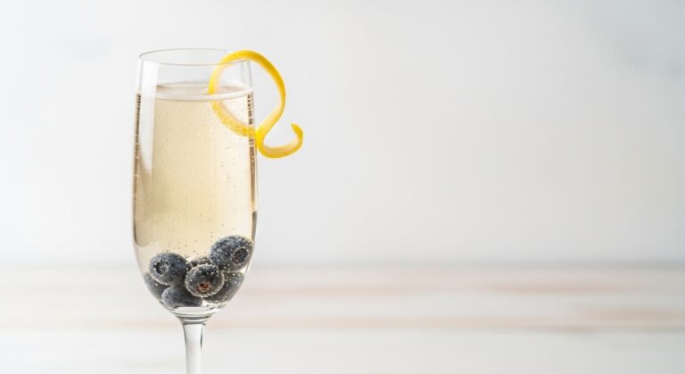 Blueberry Champagne Spritz: The Effervescent Cocktail That’s Taking Summer Parties by Storm