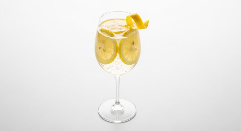 Lemon Cava Spritz: The Refreshing Sparkling Cocktail Taking North America by Storm